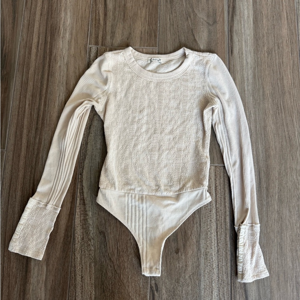 Free People Intimately Women’s Size XS Beige Long-Sleeve Bodysuit.